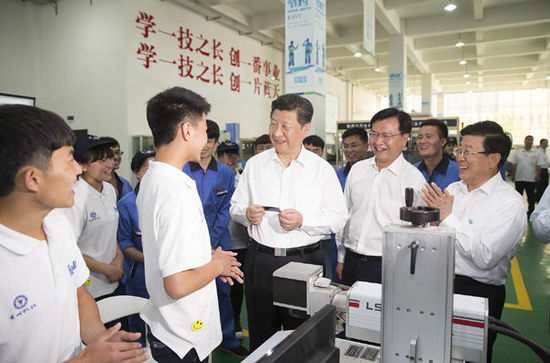 习近平进高速路边超市 查问食品保质期